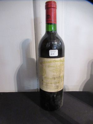 une bouteille de vin posée sur une table