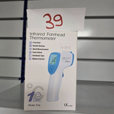 une boîte contenant un thermomètre frontal à infrarouge sur l'étagère
