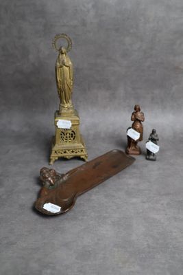 trois figurines assises sur une table