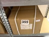 une pile de cartons sur une étagère dans un magasin