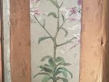 une photo d'un tableau représentant une fleur accroché au mur