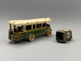 un petit bus et une petite voiture posés sur une surface grise