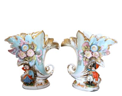 deux vases ornés de fleurs