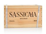 La boîte en bois contient une bouteille de sassiciaa.