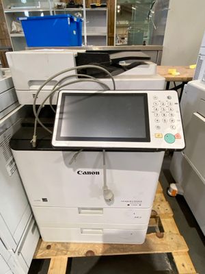 une imprimante posée sur une palette dans une pièce
