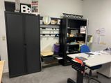 un bureau avec une chaise et une armoire dans une pièce