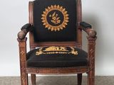 une chaise noire et dorée ornée d'un tournesol