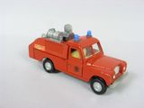 un camion jouet avec un camion de pompiers à l'arrière