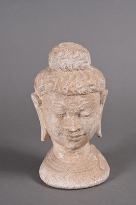 une image représentant une statue d'une personne portant un chapeau sur la tête