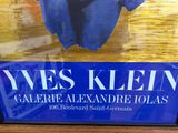 a blue sign with a picture of a man sitting on a bench