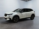 Le SUV Nissan blanc est garé dans une pièce blanche.