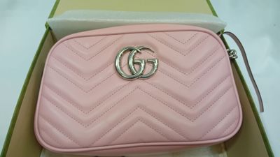 Portefeuille en cuir rose Guccissi avec logo GG argenté