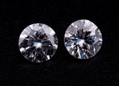 deux diamants ronds taille brillant sur un fond noir