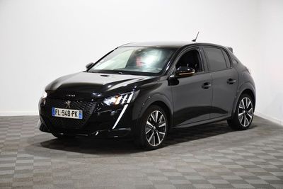 une voiture noire garée dans une pièce au sol en damier