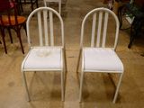deux chaises blanches placées l'une à côté de l'autre dans une pièce