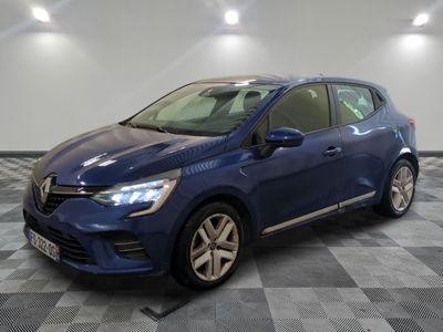 une voiture bleue garée dans un garage au sol en damier