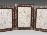 une paire de trois panneaux encadrés de bois et recouverts de peinture blanche