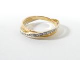 gros plan d'une bague en or et diamants sur une surface blanche