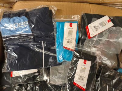 beaucoup de vêtements qui se trouvent dans une boîte