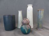 quatre vases posés les uns à côté des autres sur une table