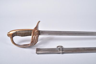l'image d'une épée posée sur une table