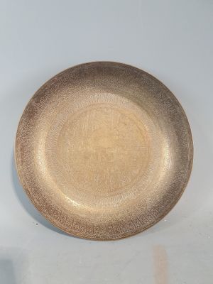 une assiette marron posée sur une table, sur fond blanc