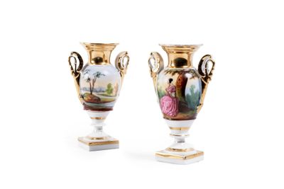 deux vases posés sur une surface blanche