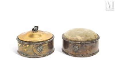 une paire de boîtes anciennes en laiton et marbre, sur fond blanc
