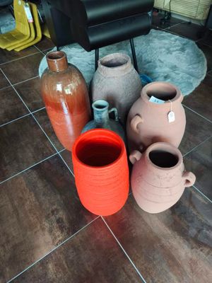 de nombreux vases posés par terre