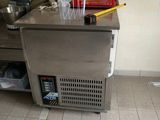 une armoire métallique surmontée d'un panier