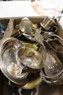 une boîte remplie de plats et de cuillères en argent posée sur une table