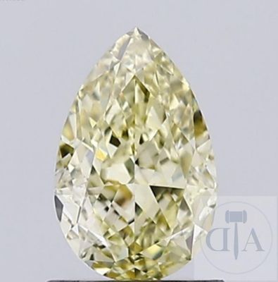 un diamant jaune en forme de poire monté sur un socle noir