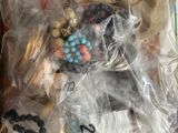 un ours en peluche emballé dans du plastique et posé sur une table
