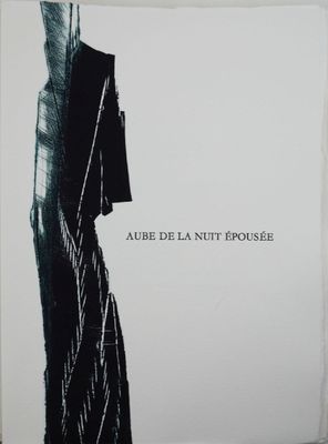 un livre sur lequel figure une photo en noir et blanc d'une personne debout devant un immeuble