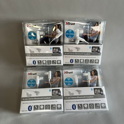 quatre boîtes contenant des manettes Wii posées sur une table