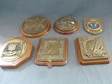 plusieurs plaques de différents types posées sur une table