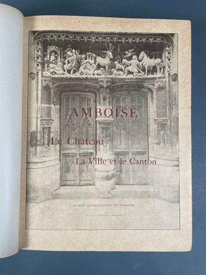un livre ouvert avec, en arrière-plan, l'image d'un bâtiment