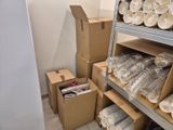 une pièce avec beaucoup de cartons et des cartons sur le sol
