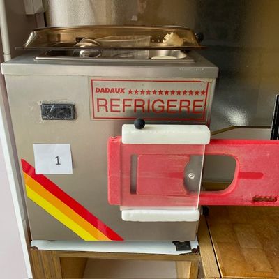 une machine posée sur le sol de la cuisine
