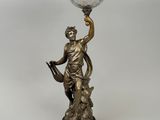 une lampe ancienne en laiton surmontée d'un abat-jour en verre