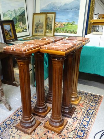 Ensemble de six colonnes piètement façon acajou dessus marbre rou...