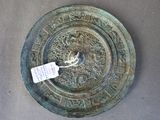 une plaque en bronze sur laquelle est fixée une étiquette