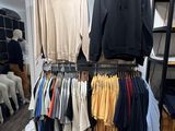 un portemanteau dans un magasin de vêtements, sur lequel sont accrochés des vêtements