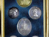 une image représentant une photo d'un ensemble de pièces de monnaie dans un cadre en or