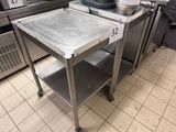 une table en acier inoxydable au milieu d'une cuisine