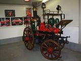 un camion de pompiers d'époque exposé dans un musée
