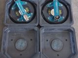 quatre types différents de pompes à eau sont posés par terre