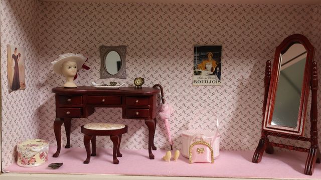 Diorama. Composition miniature, dans une vitrine en bois, vitre e...