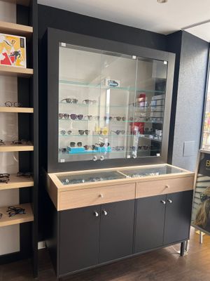 une vitrine contenant des lunettes dans un magasin