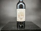 une bouteille de vin posée sur une boîte noire
